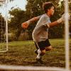 Bilde av en ung gutt som spiller fotball