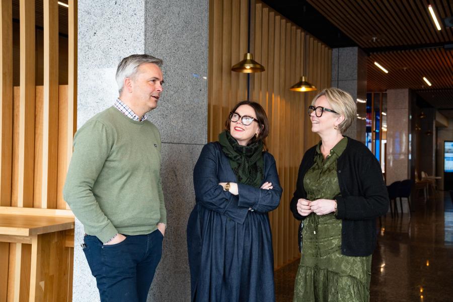 Ordfører Bjørn Helgestad, Tonje Bergum Jahr og Anne Bjertnæs