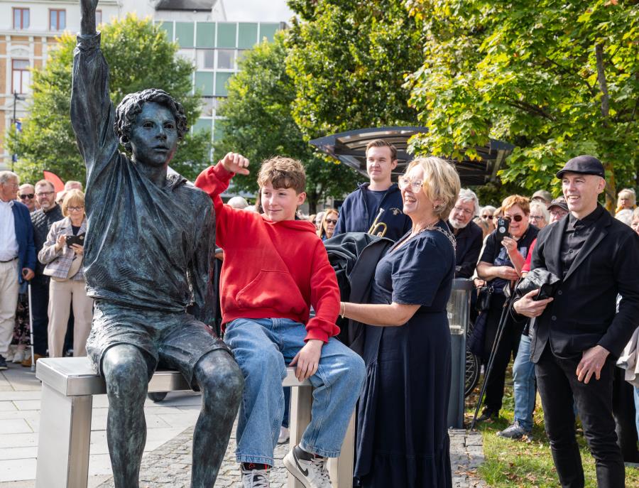 Lenke til artikkel: Syskjenbånet er på plass på Jernbanetorget