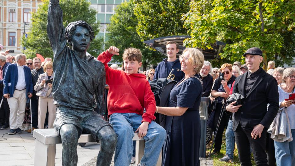 Lenke til artikkel: Syskjenbånet er på plass på Jernbanetorget