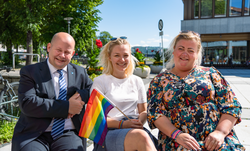 Ordfører Torvild Sveen, Helle Berntsen (i midten) og Mari Cathrine Brostuen Hagen håper på en flott feiring, både med prideparade og fullt program gjennom 14 dager med byfest i Gjøvik.
