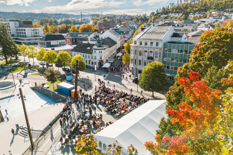 Jernbaneparken fullt av folk under akevittfestivalen.