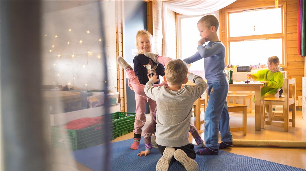 Barn i Lissomskogen barnehage - Klikk for stort bilde