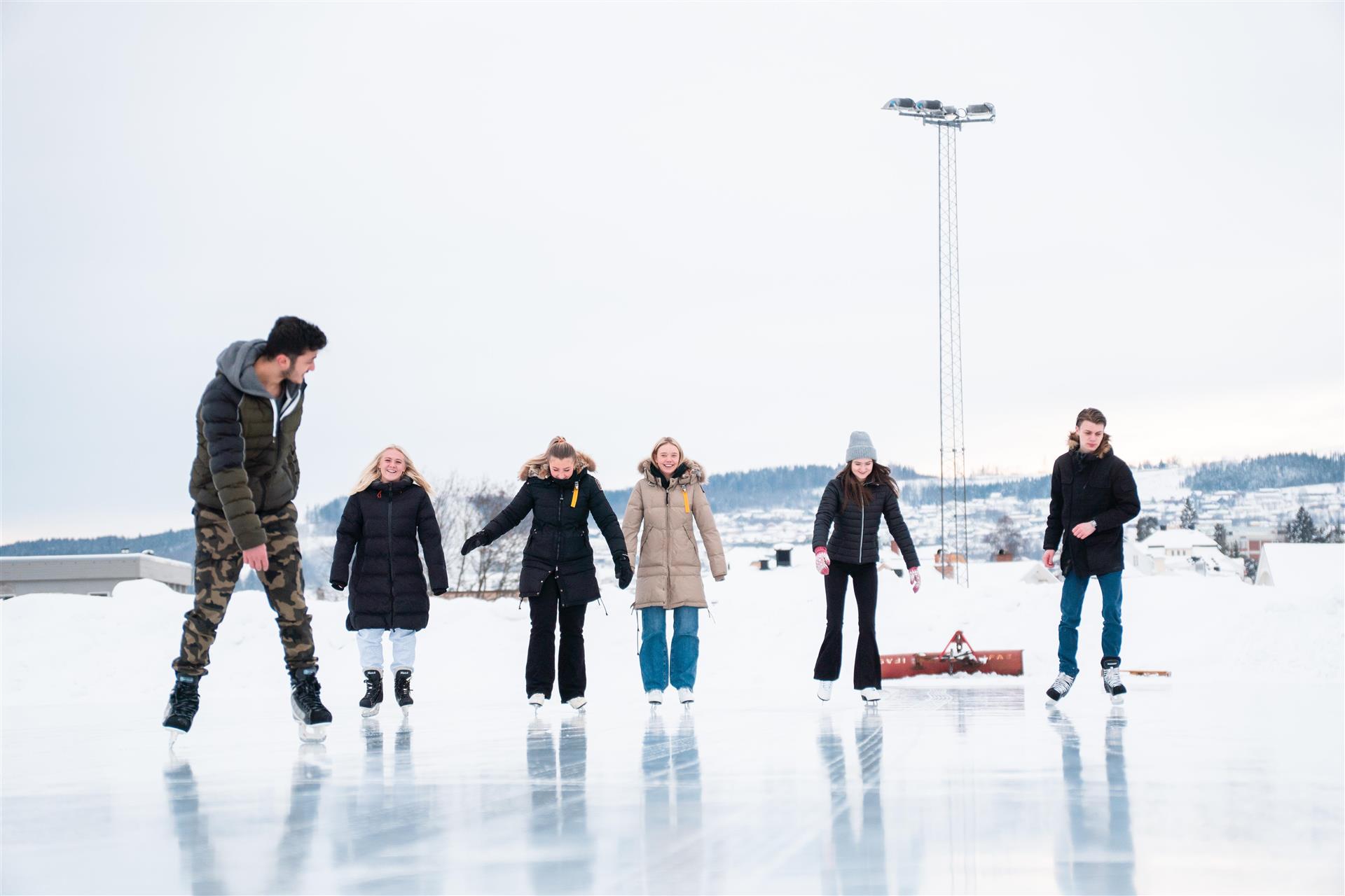 6 ungdommer som går på skøyter på Gjøvik station
