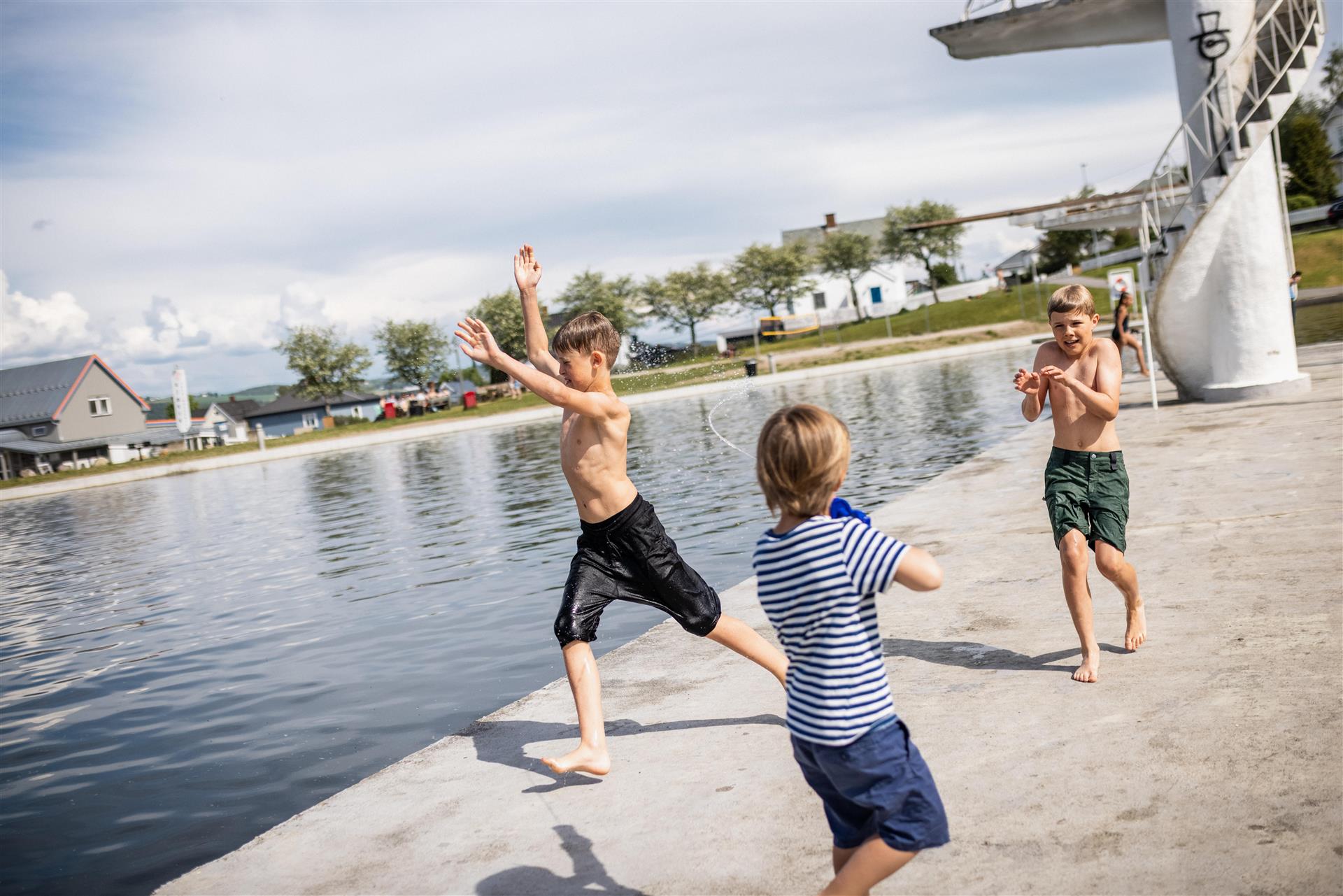Tre barn som leker på Fastland