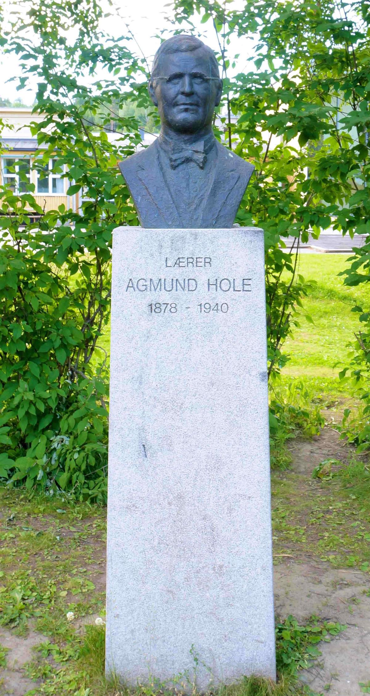 Agmund Hole skulptur - Klikk for stort bilde