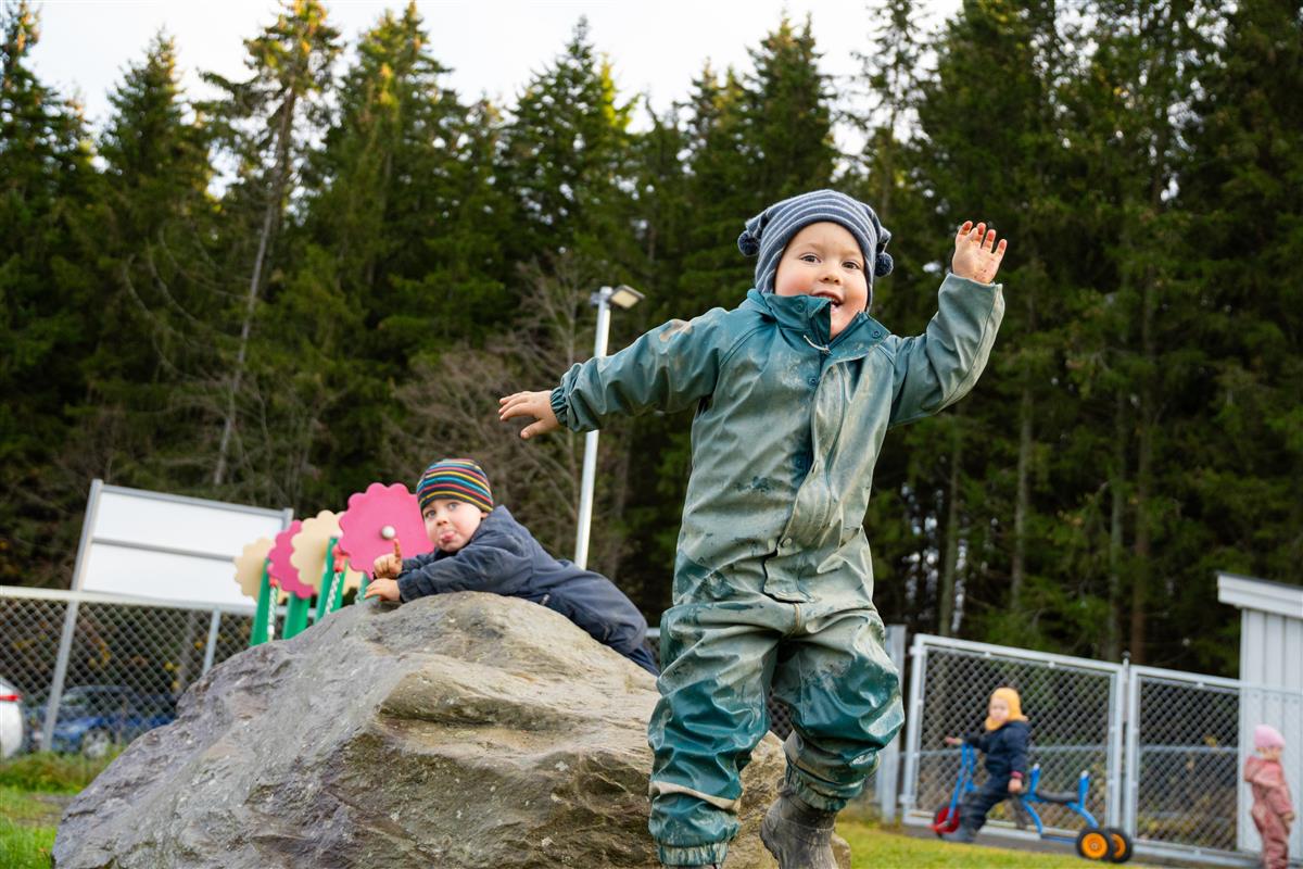 Gutter leker på en stor stein - Klikk for stort bilde