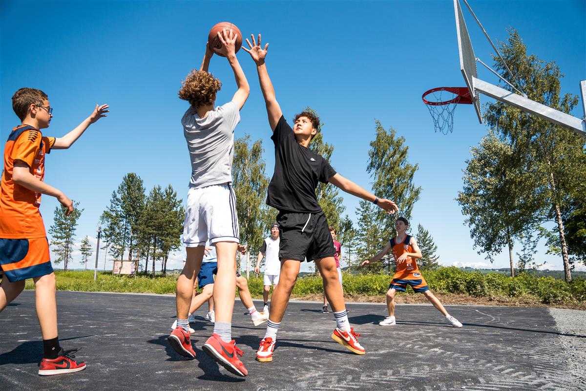 Bilder av ungdommer som spiller basket. - Klikk for stort bilde