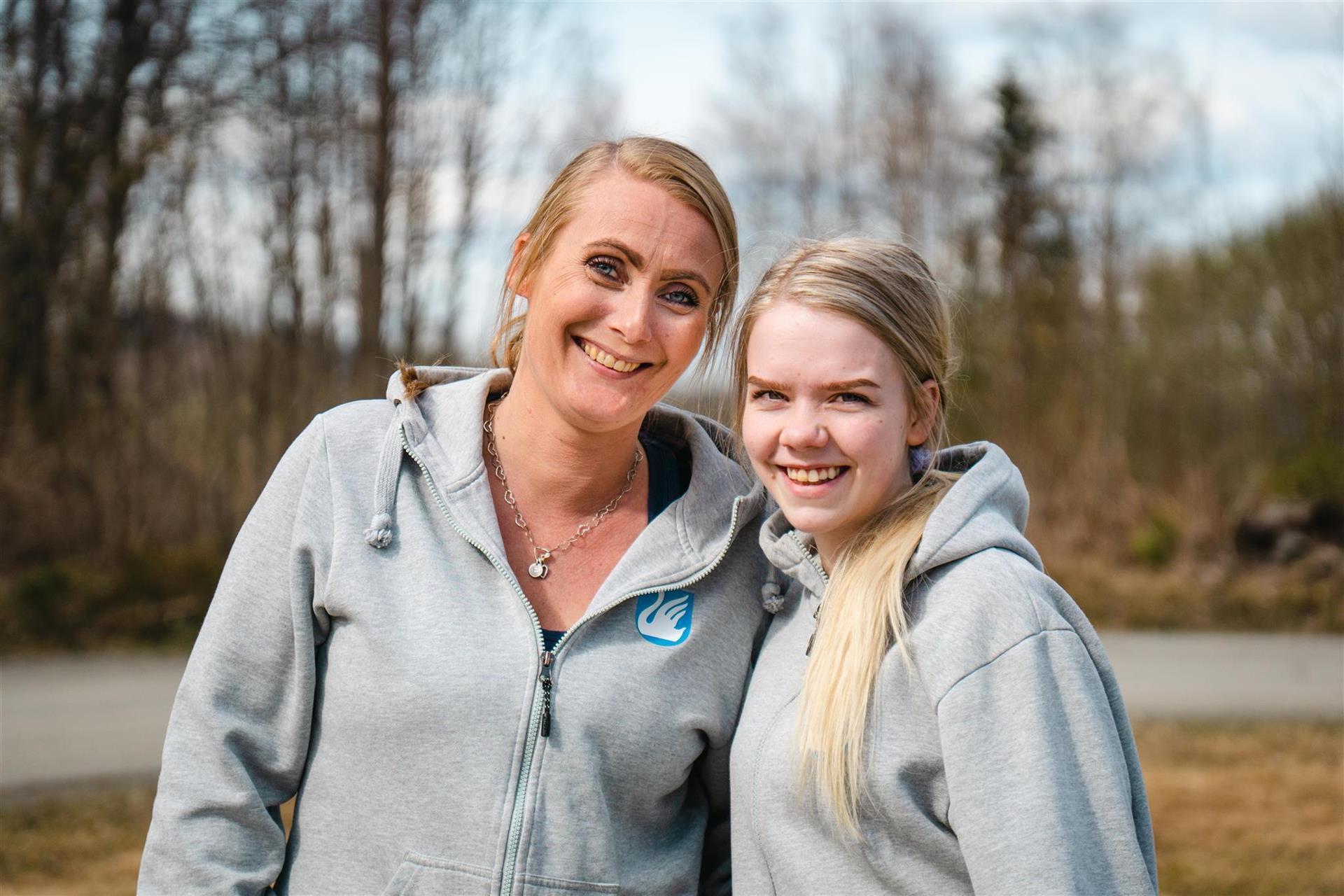 To damer som ser i kamera