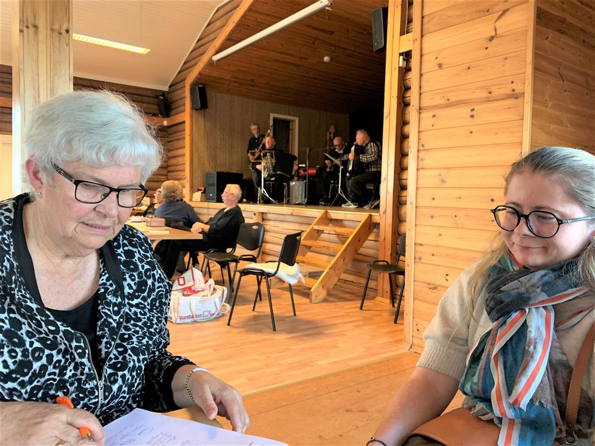 Bilde av dataansvarlig i Snertingdal pensjonistforening, Marie Sveum og student Anna Eline Thømt Roksvåg. - Klikk for stort bilde