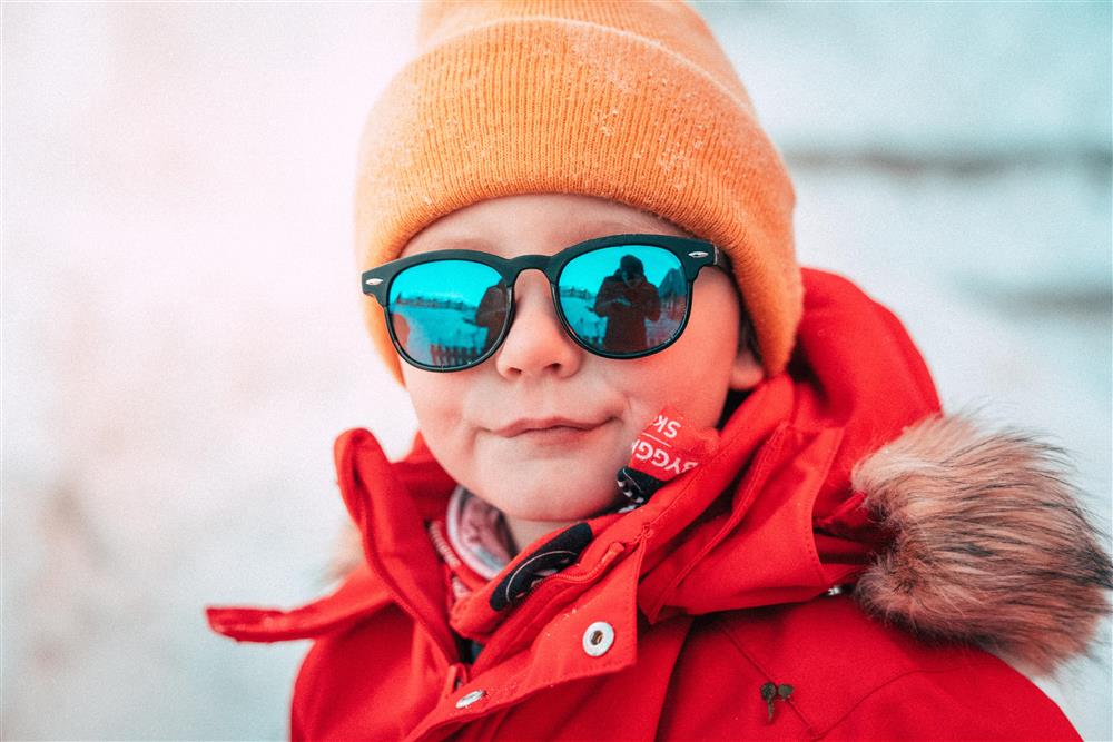 Bilde av en liten gutt med solbriller - Klikk for stort bilde