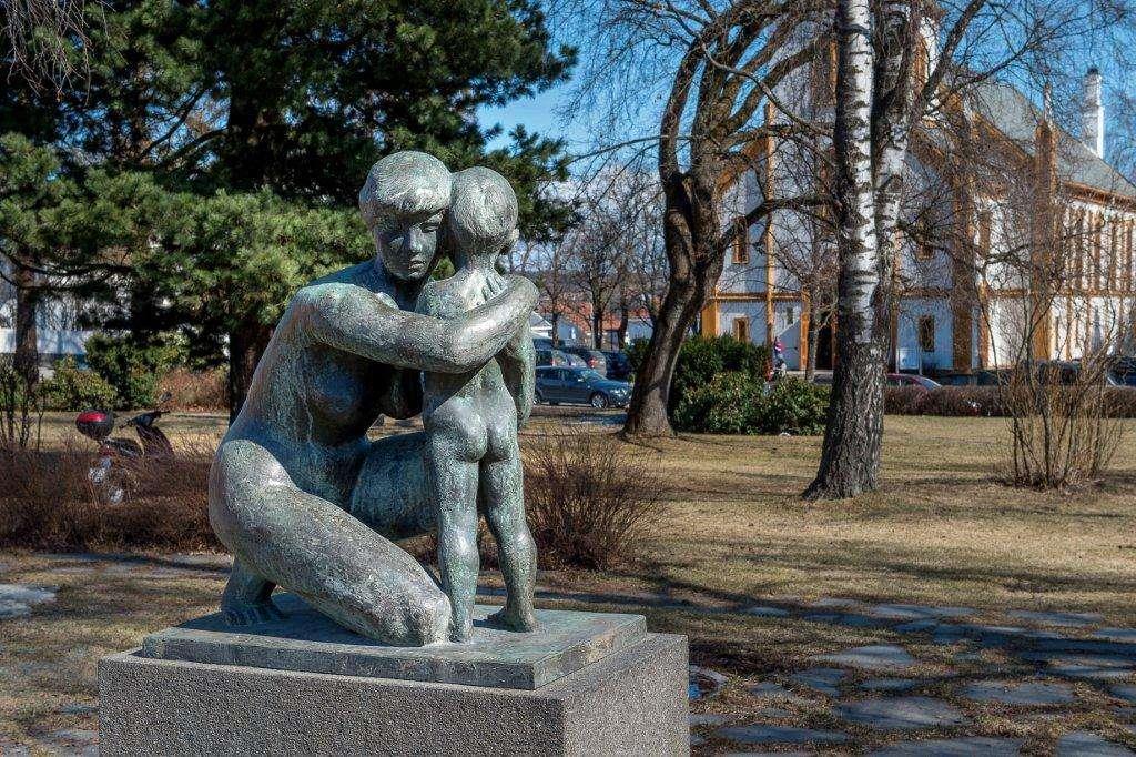 Mor og barn skulptur - Klikk for stort bilde