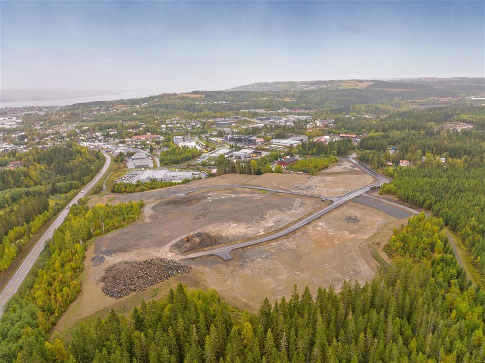 Dronebilder av byggeklare nærinsgtomter i Hunndalen like ved riksvei 33 - Klikk for stort bilde