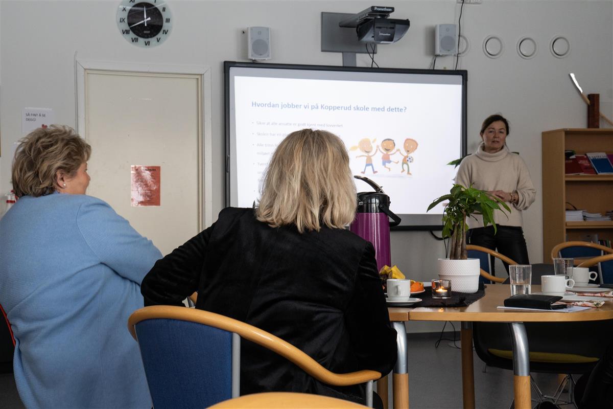 Rektor presenterer hvordan Kopperud skole jobber med prosjektet - Klikk for stort bilde