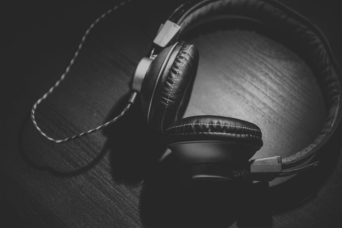Svart og hvitt bilde av hodetelefoner - Klikk for stort bilde