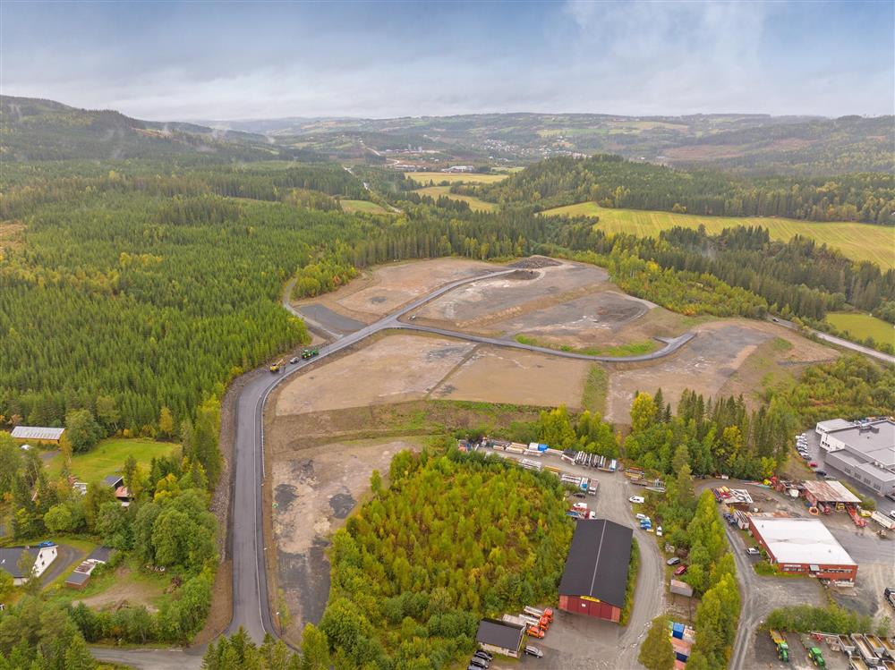 Dronebilder av byggeklare nærinsgtomter i Hunndalen like ved riksvei 33 - Klikk for stort bilde