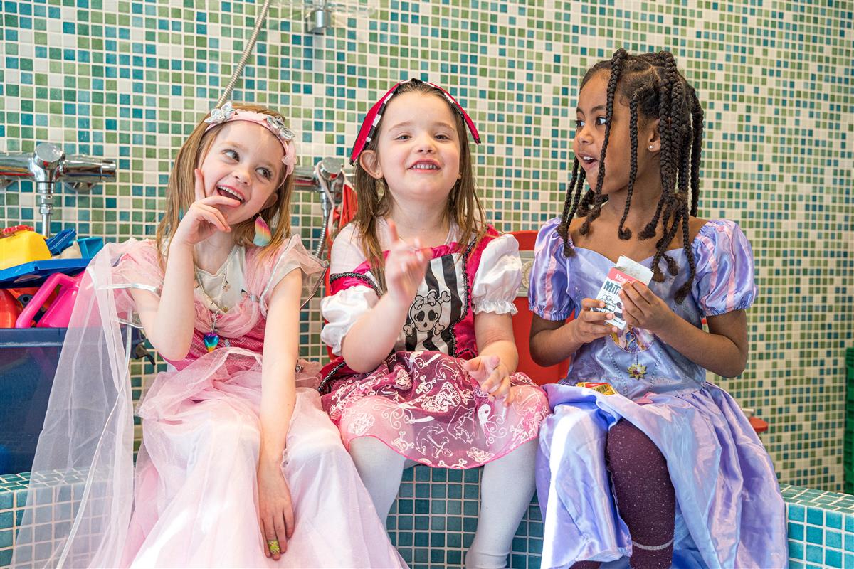Tre jenter som er kledd ut til karneval - Klikk for stort bilde