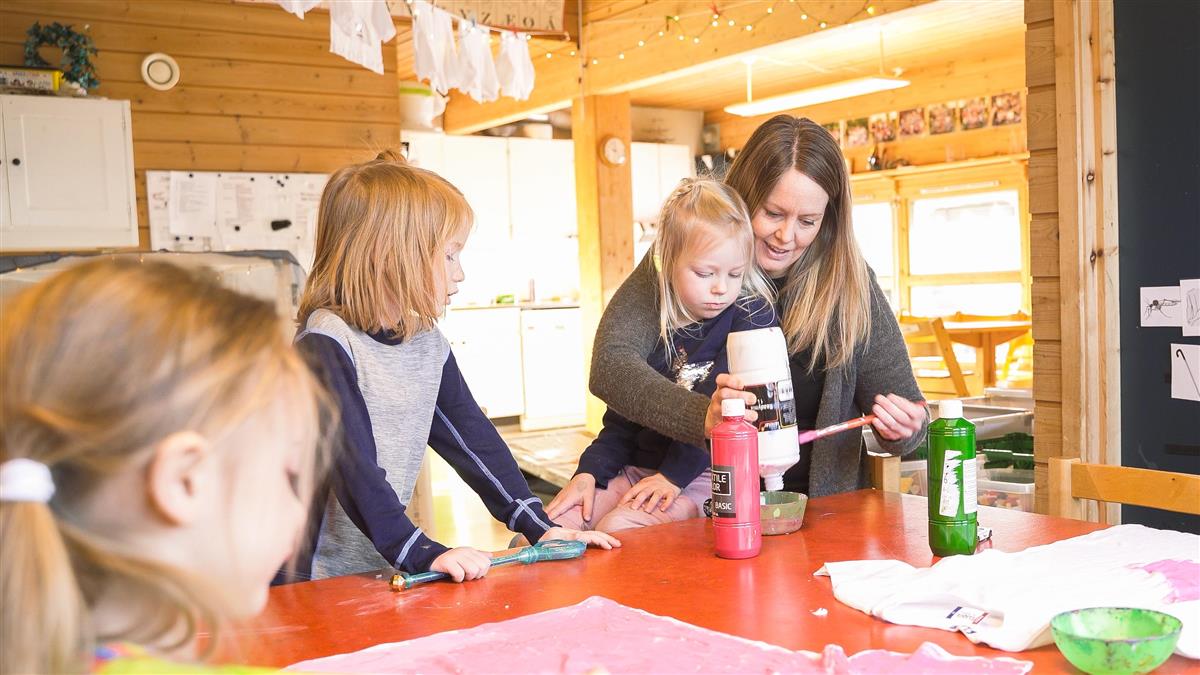 Ansatt maler med barna - Klikk for stort bilde