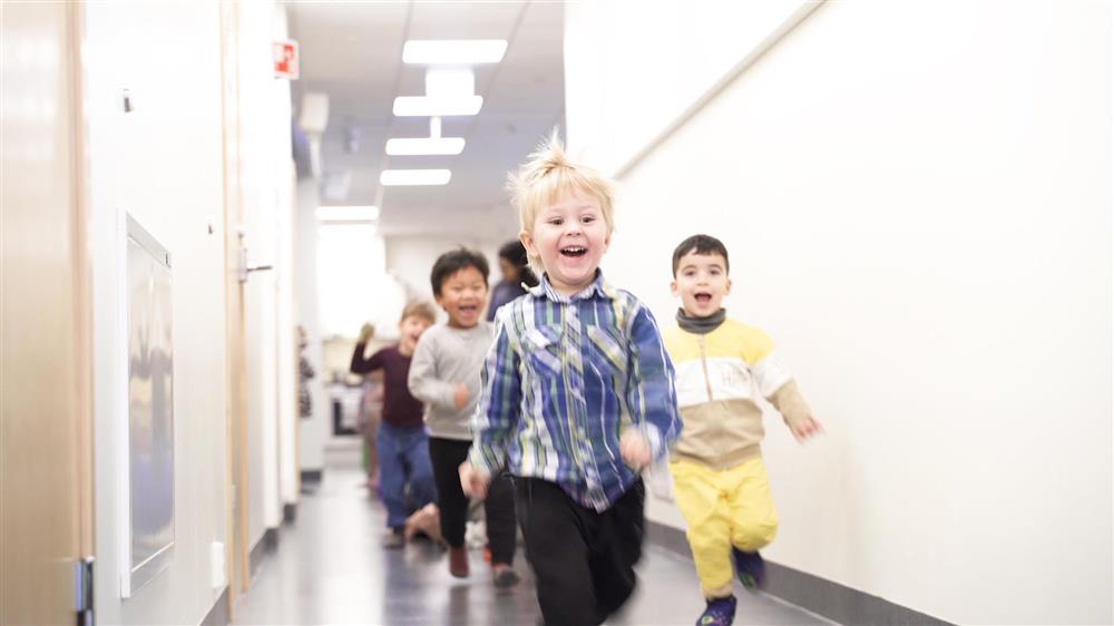 Barn løper i gangen - Klikk for stort bilde