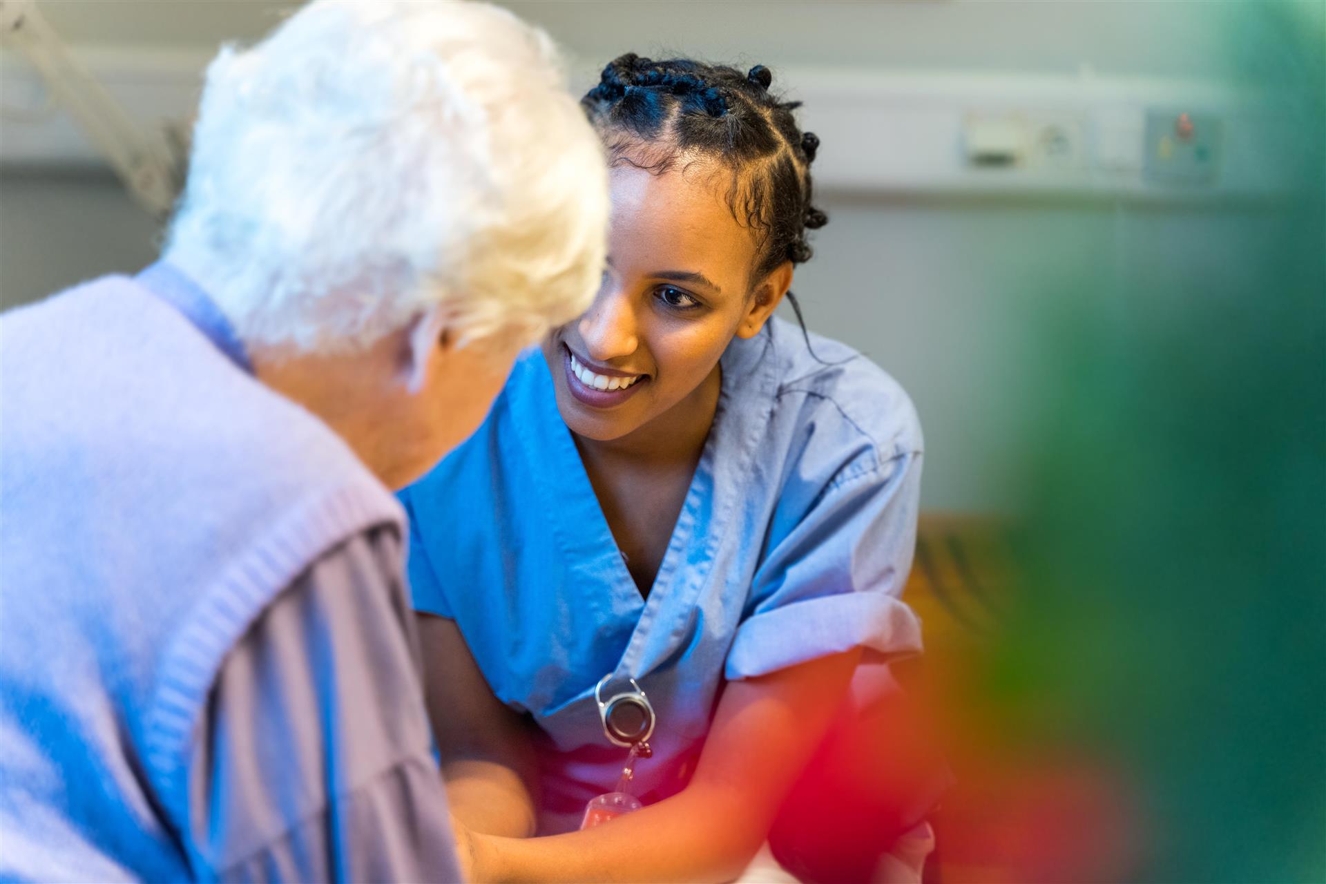 Pleier og gammel dame 