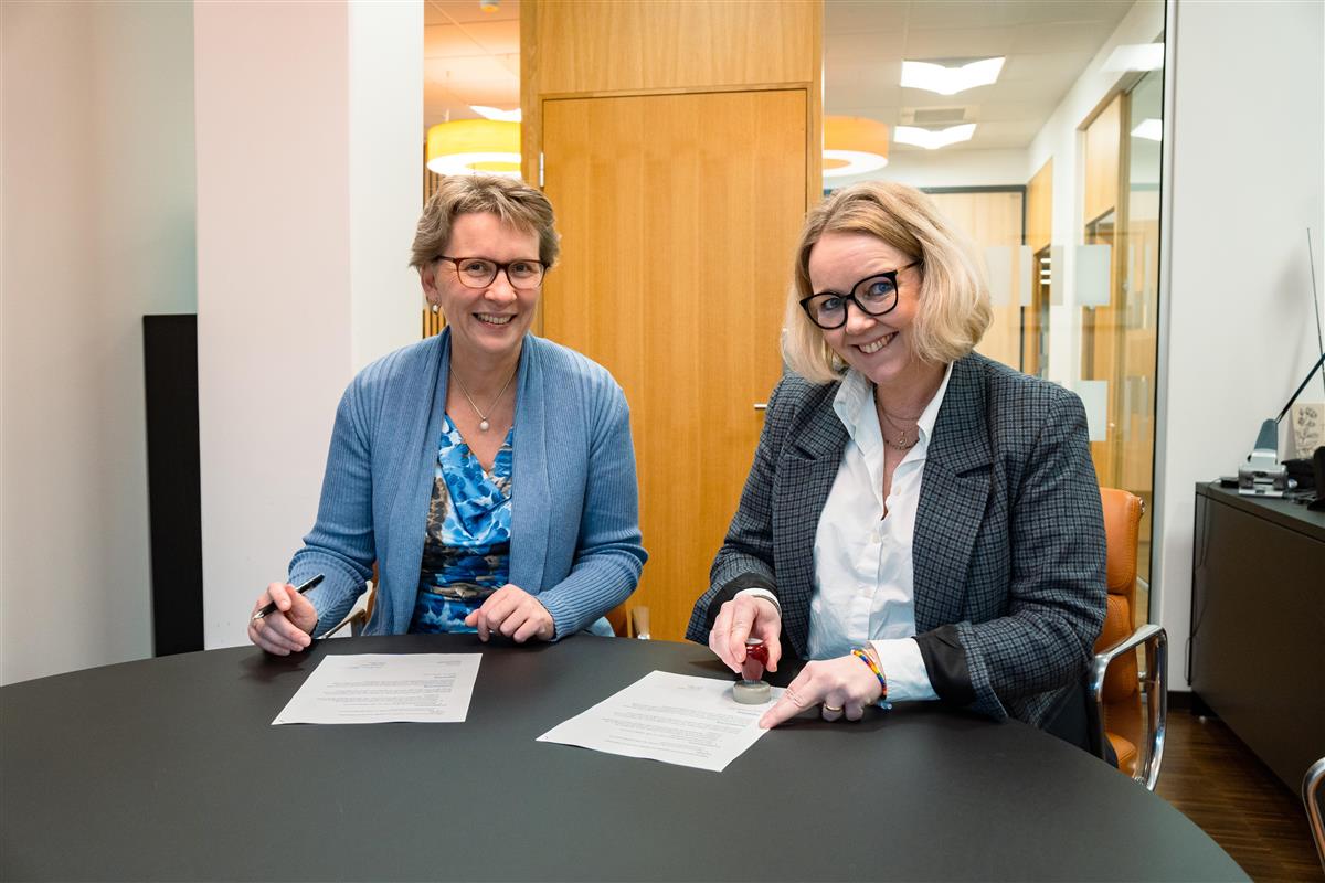 Signering av ny universitetskommuneavtale. Fra venstre Gro Iren Kvanli Dæhlin og Anne Bjertnæs   - Klikk for stort bilde