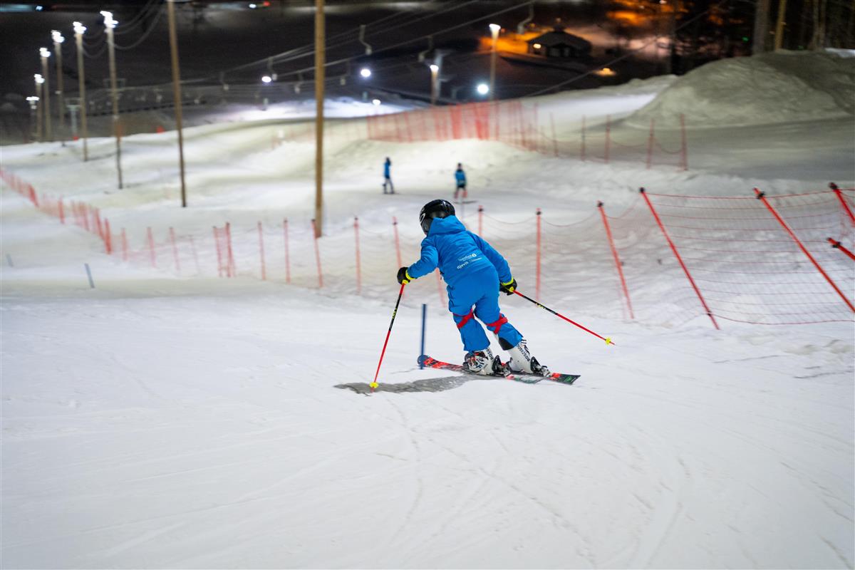 Gutt som står på slalåmski - Klikk for stort bilde