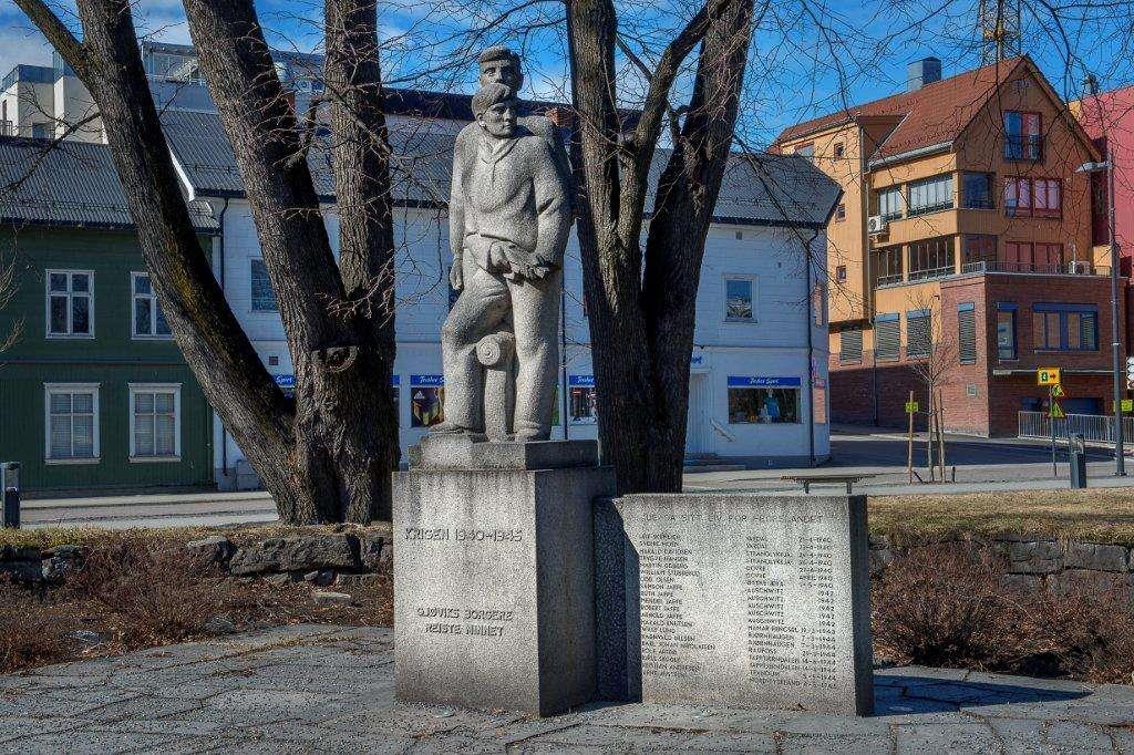 Krigsminnesmerke skulptur - Klikk for stort bilde